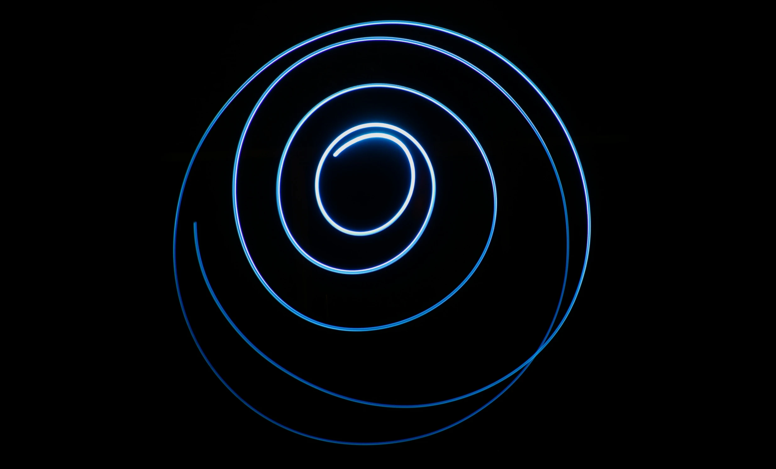 some blue lines in a black circle