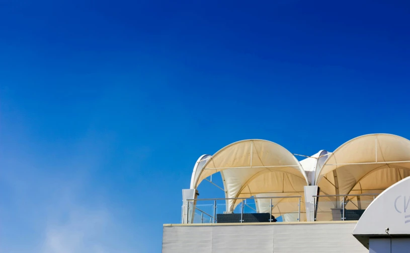 some very big antennas that are on top of a building