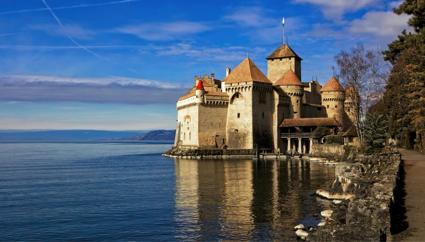 the water at a castle by itself in the day