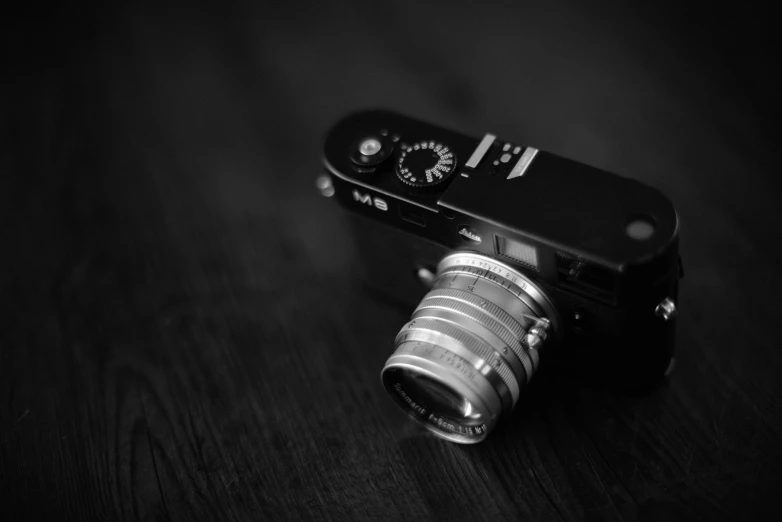 a black and white po of a digital camera