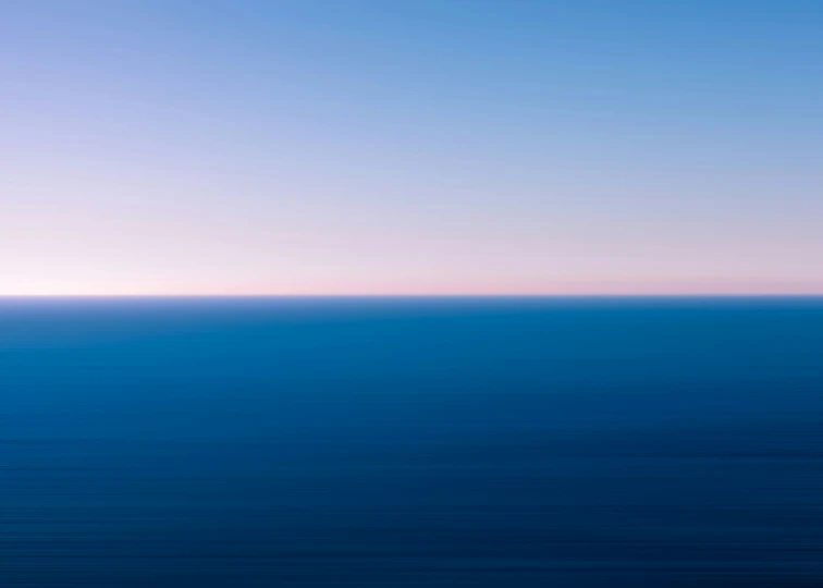 a picture of a very blurry ocean on the horizon