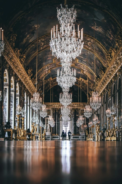 a very large room with a lot of chandeliers