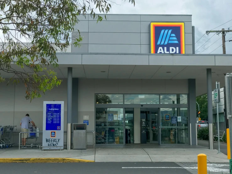 the front entrance of the aldi grocery store