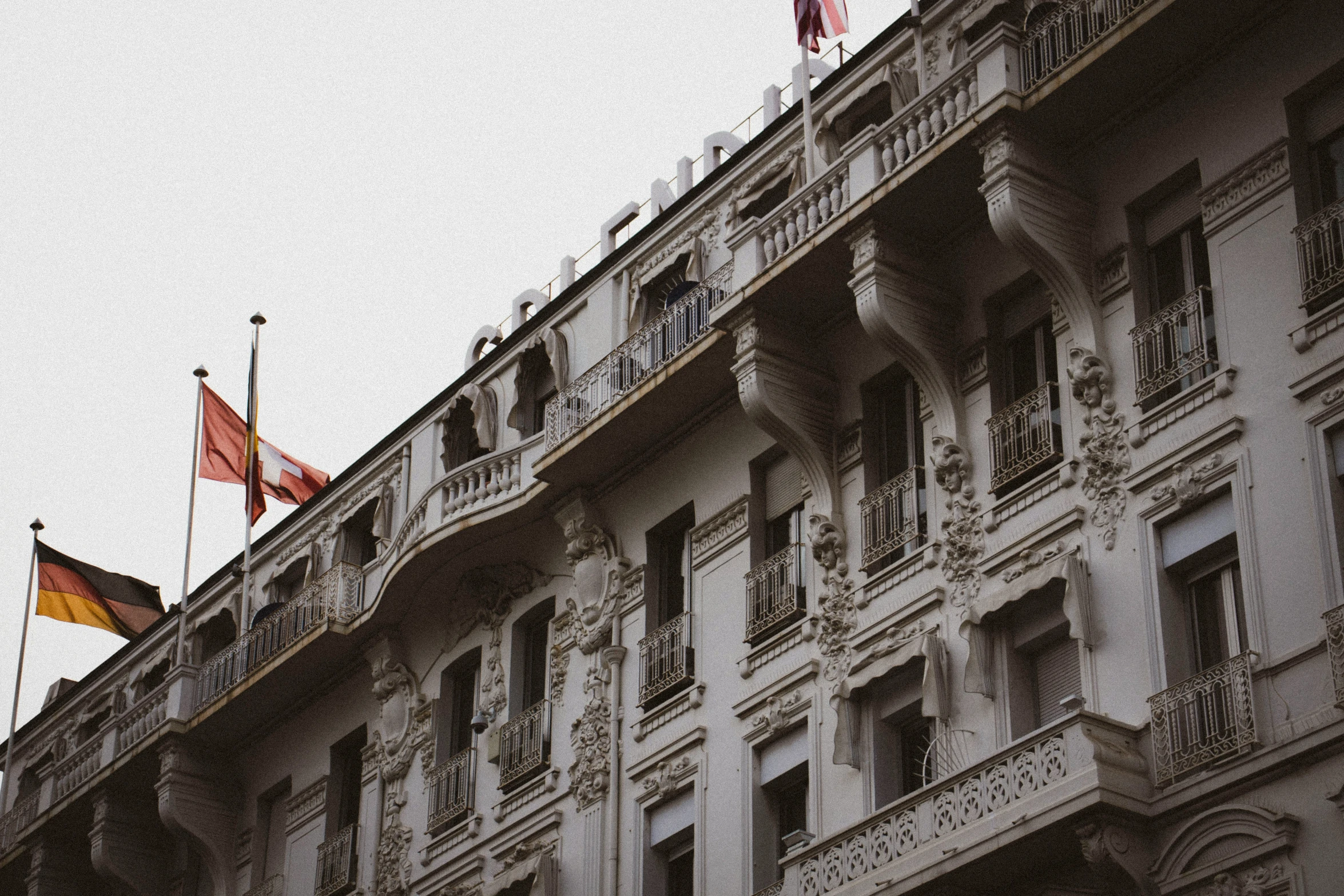 the side of an old building has ornate windows