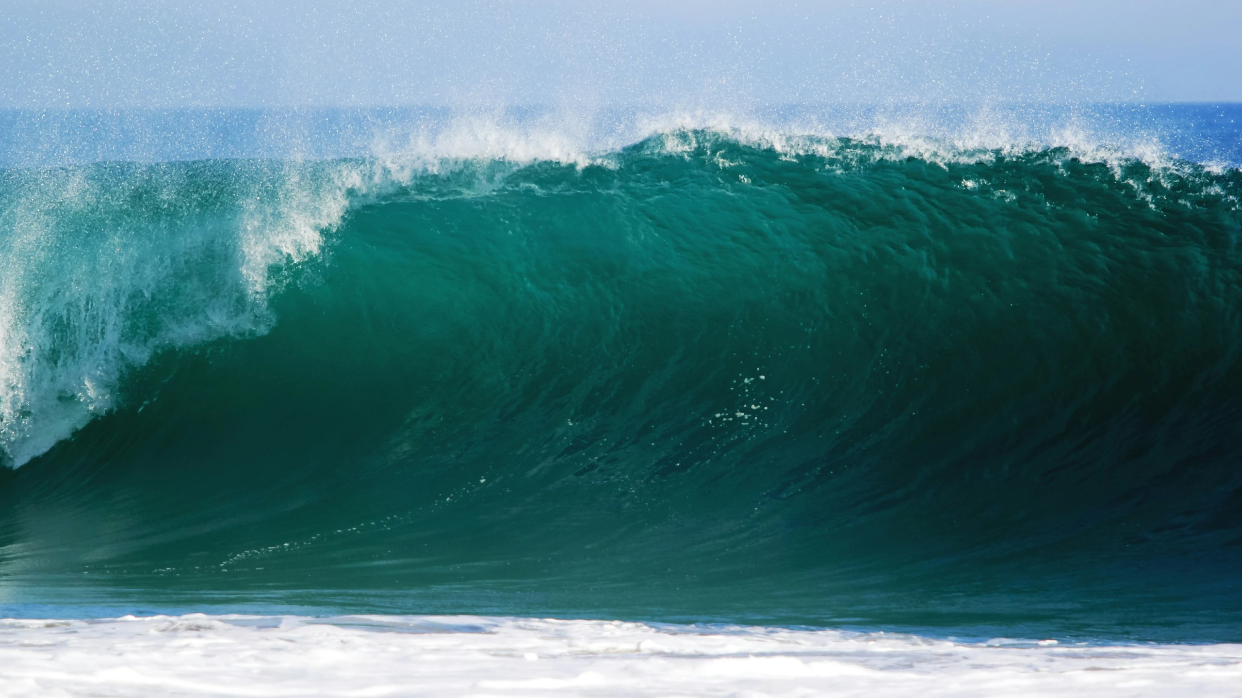 there is a big green wave in the ocean