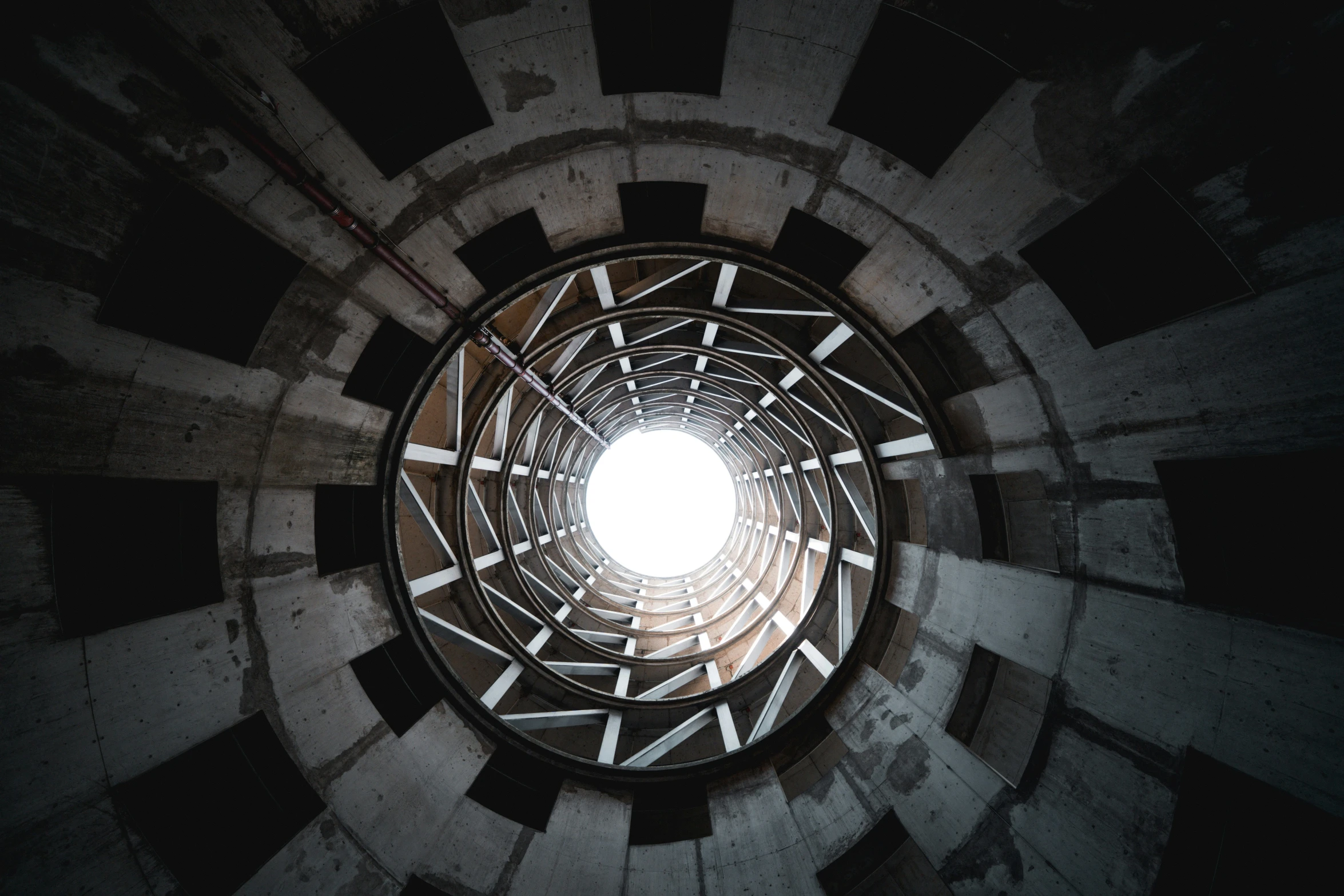 an image of a light coming out of the center of a hole