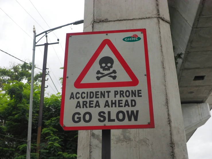 a sign showing an accident with a skull and crossbones underneath