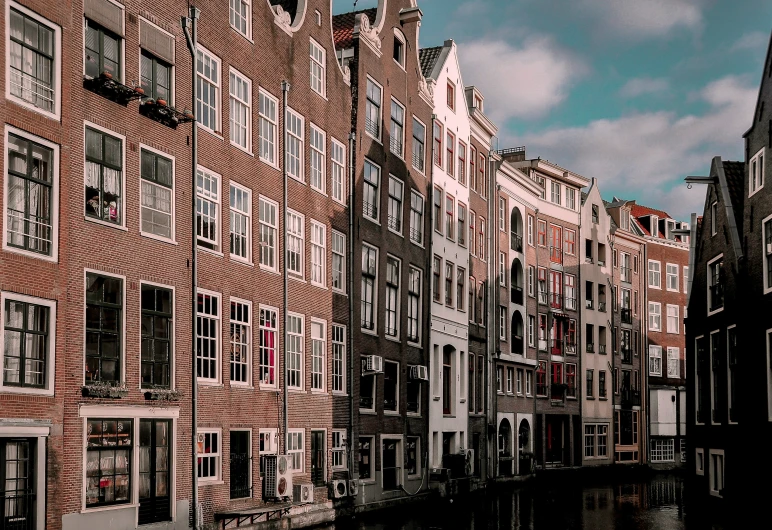 a very narrow river filled with many pretty buildings