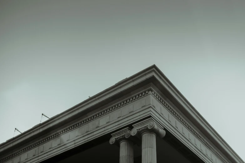 a column between two pillars with a sky background