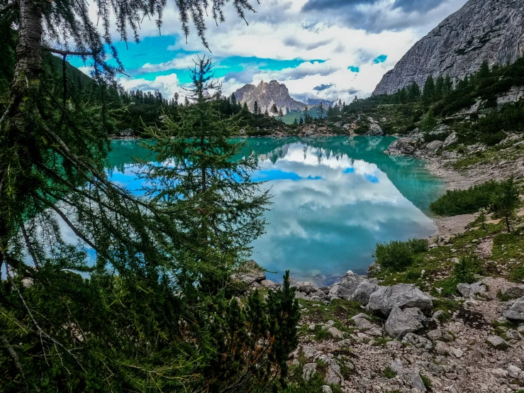 the lake looks like it's surrounded by the mountains