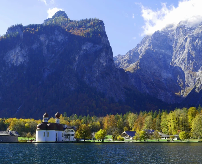 there is an image of a mountain and the house