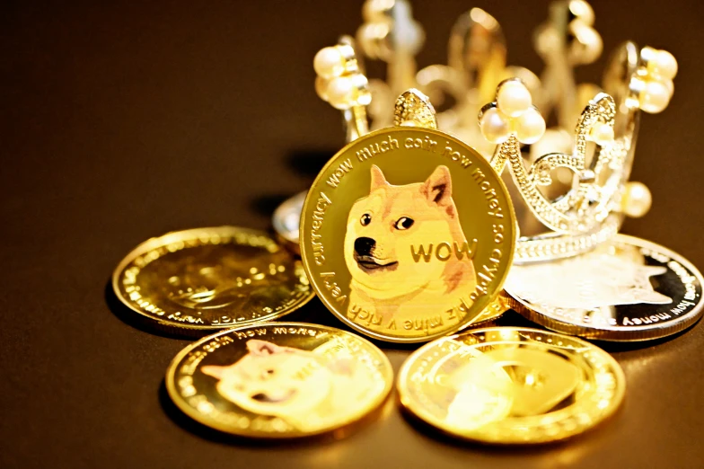 a bunch of coins with the word wow on them