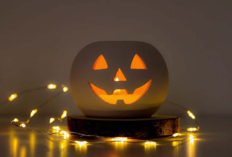 a jack o lantern is illuminated with a rope and string