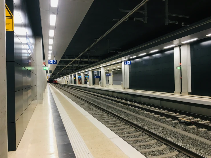 a train track running in between two platforms