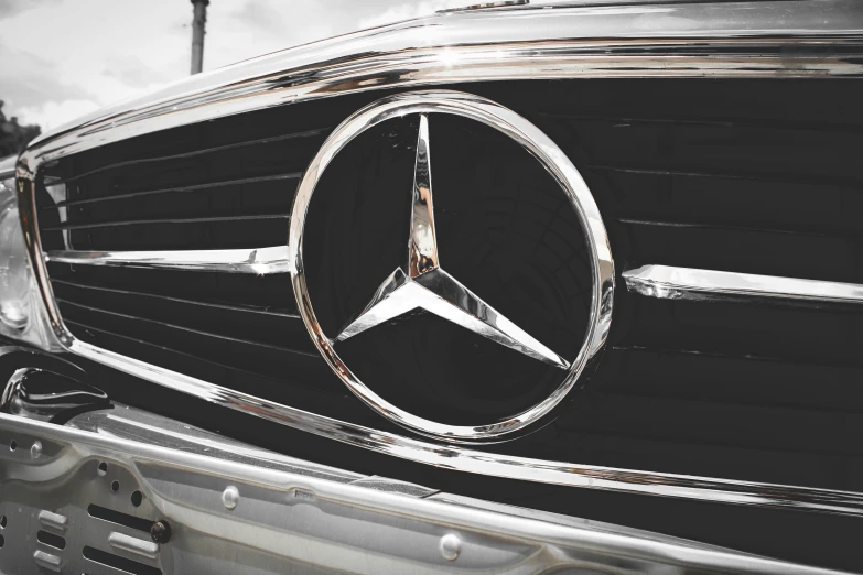 a mercedes emblem is seen on the front grill of an old vehicle