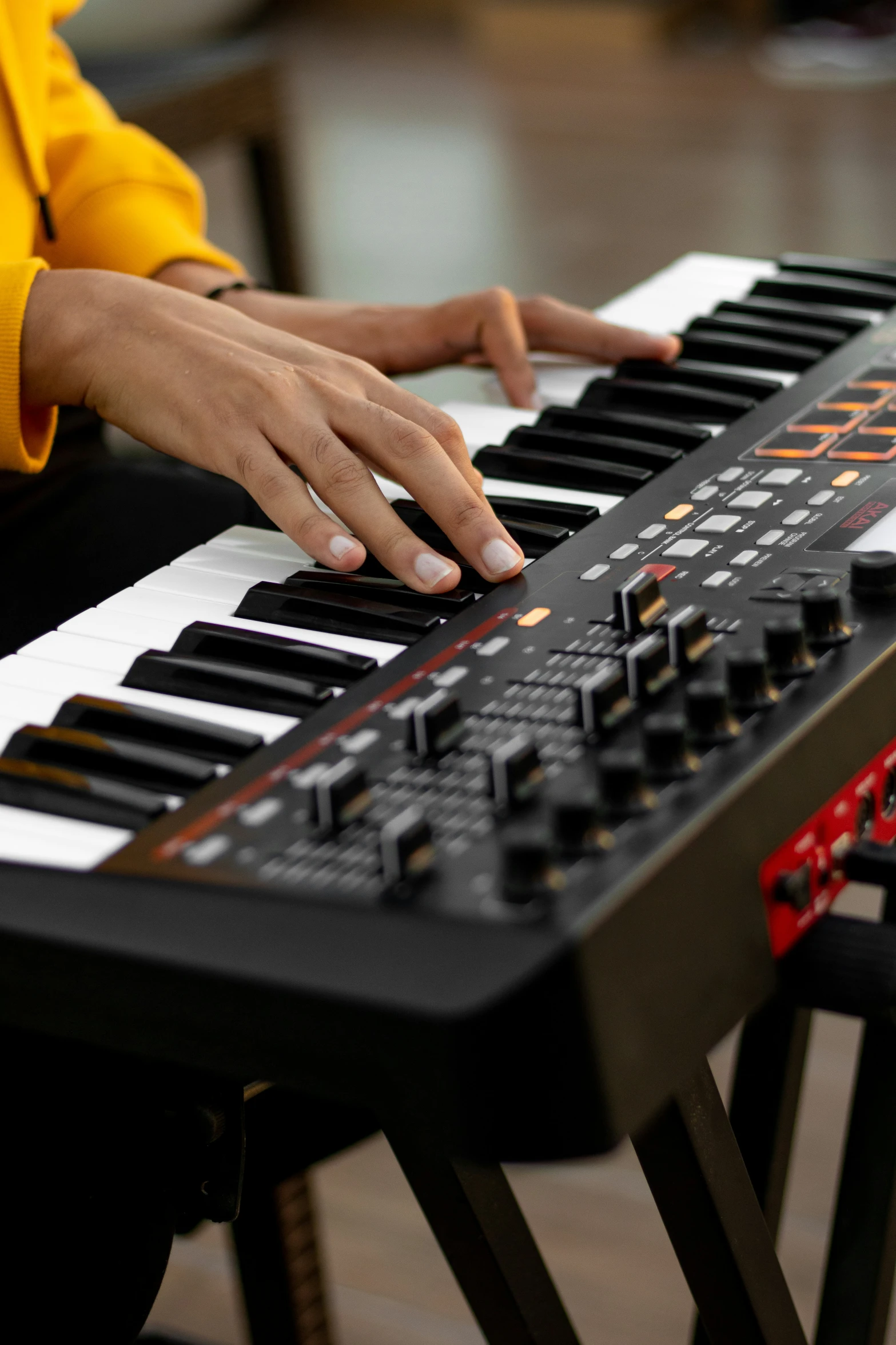 the hand of a person plays the electronic piano