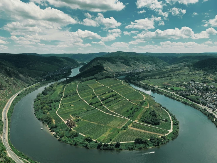 there are many trees in this river valley