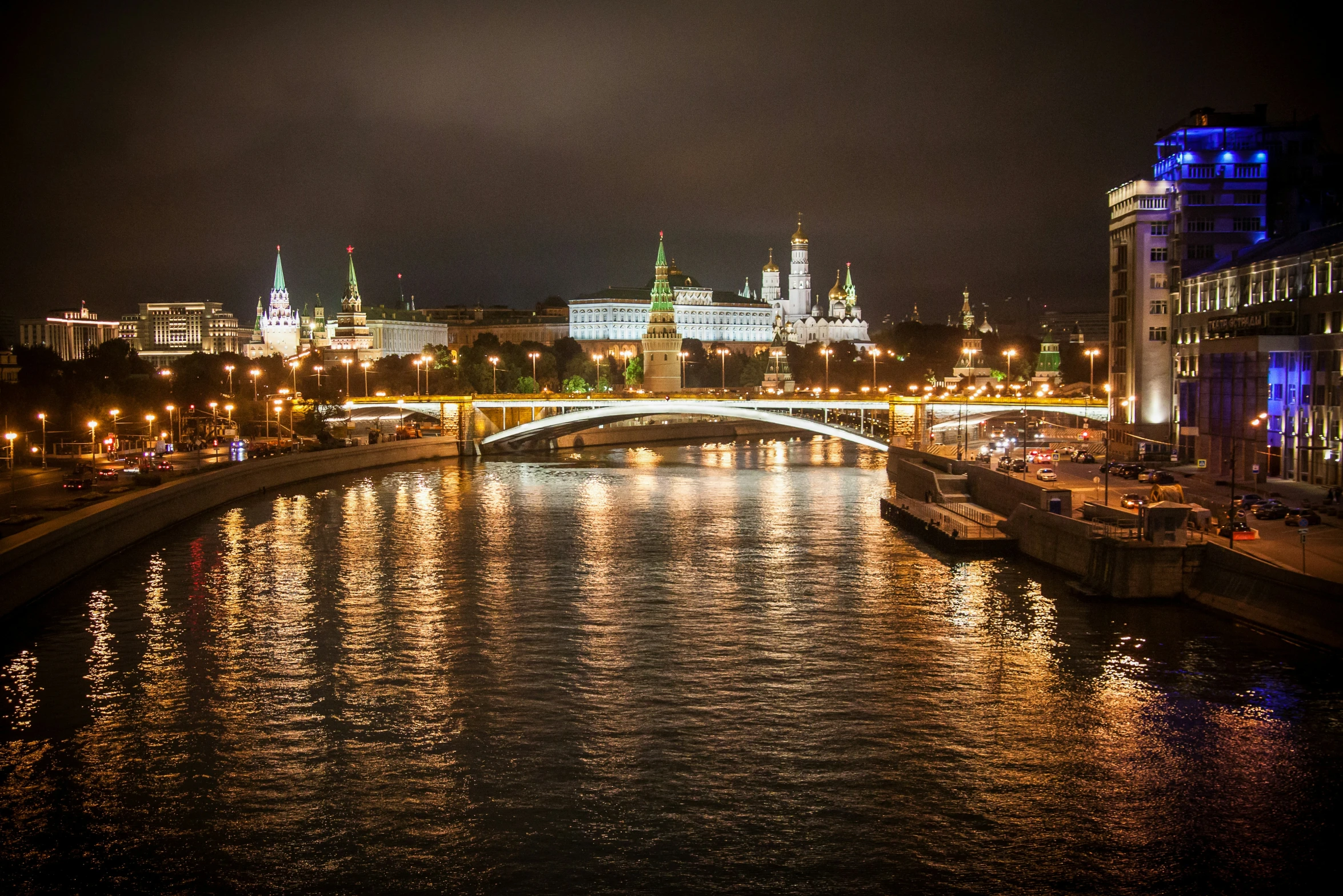 city night scene and the river in europe