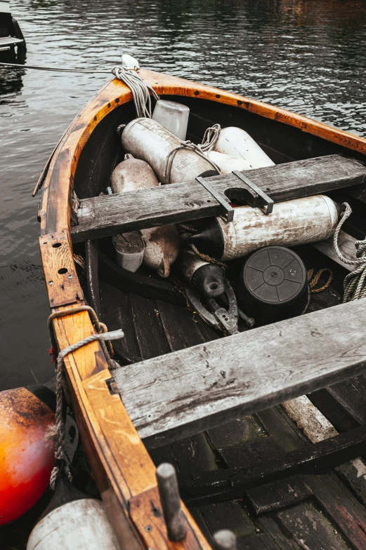 there are many objects in the boat and is empty