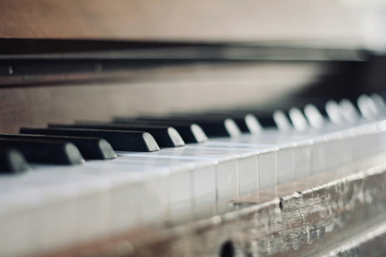 the top part of a piano and the bottom part of the keyboard