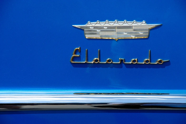 the emblem and logo on the back of a vintage car