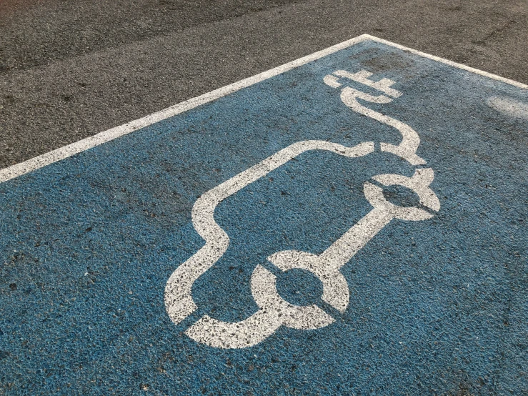 the parking sign is on the blue surface