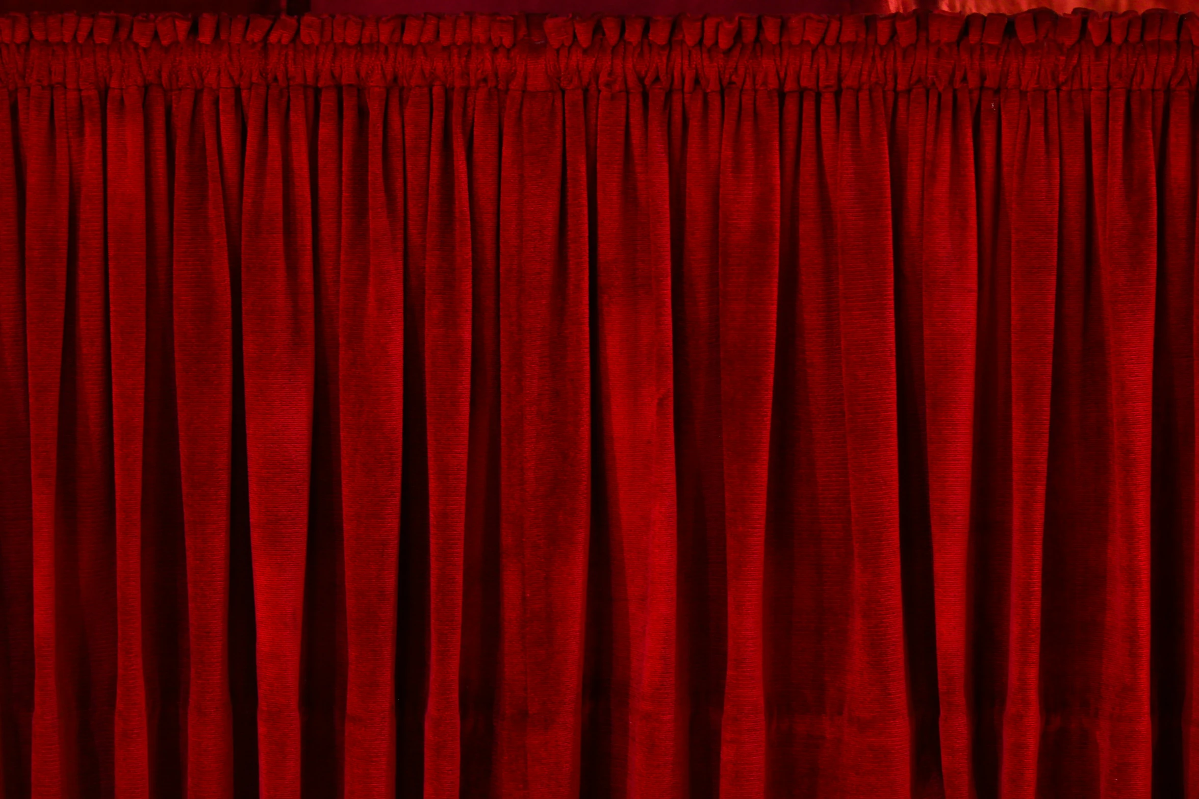 the red curtain is open to reveal its beautiful ds