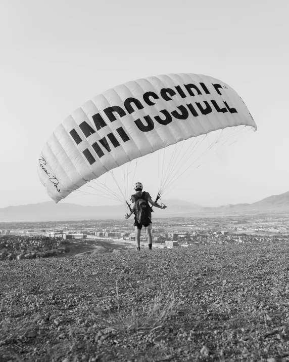 a man with parachutes and the word nanosciuiii in italian