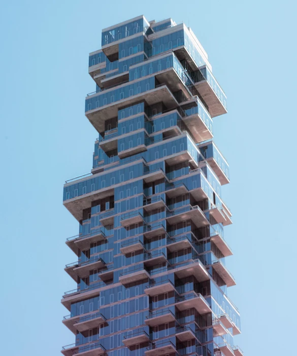 a very tall building is shown in a blue sky