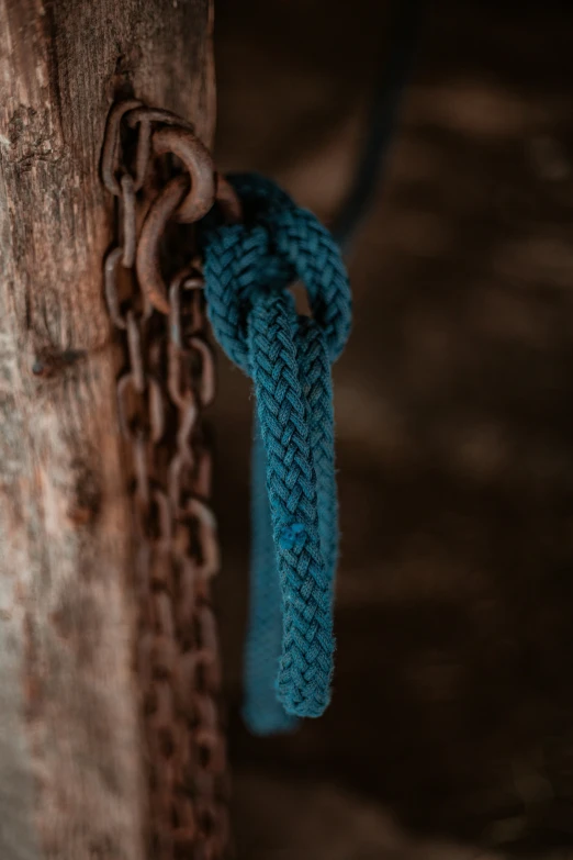 rope on wooden post with a loop and blue cloth