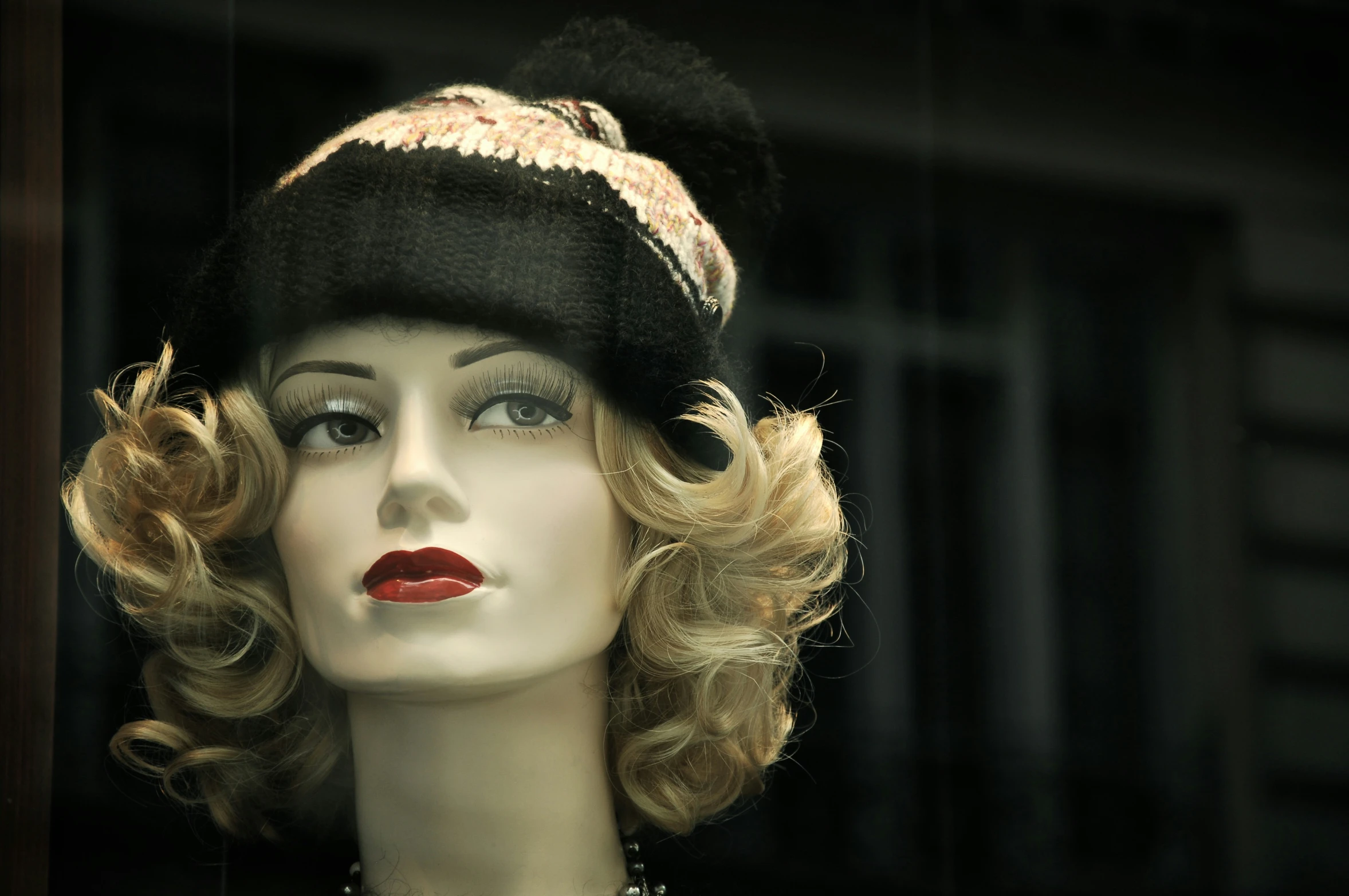 a mannequin's head and hat with blond hair