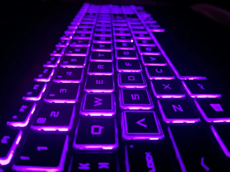 the light shining on the keyboard is reflecting off the keys