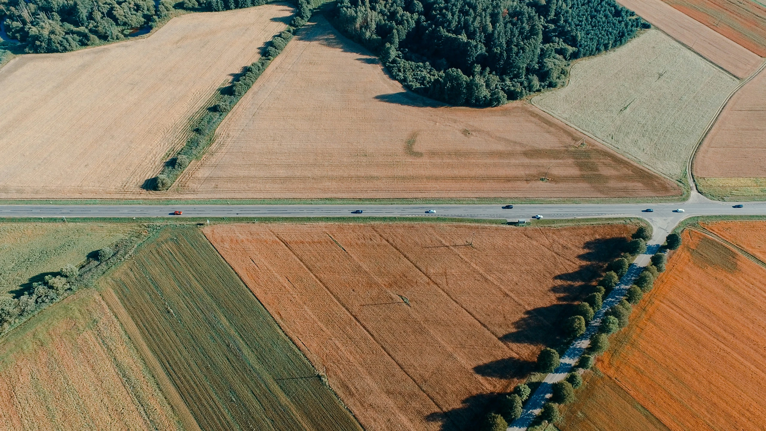 an overhead view of the roads on the side of the road