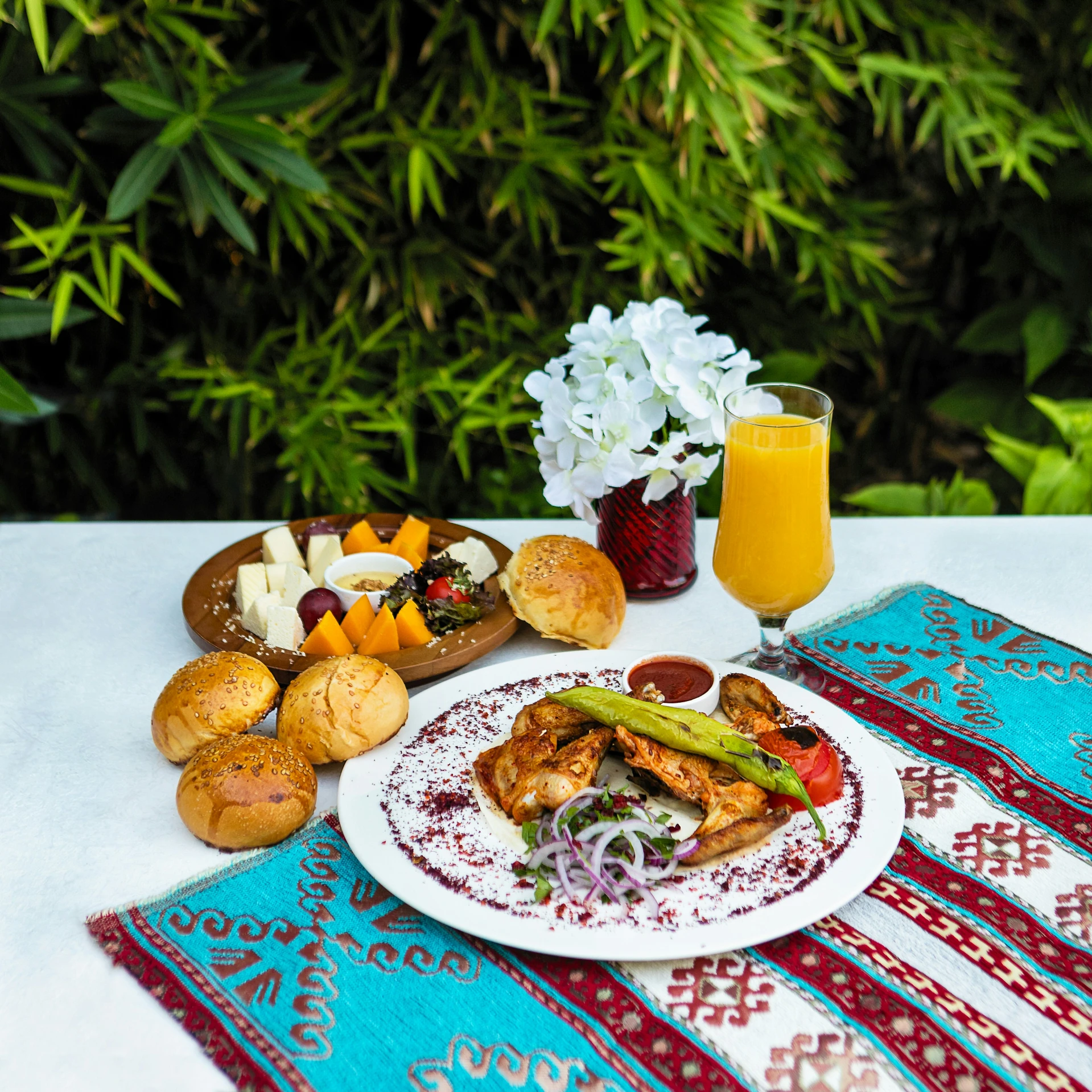 a plate with some food on it next to some drinks