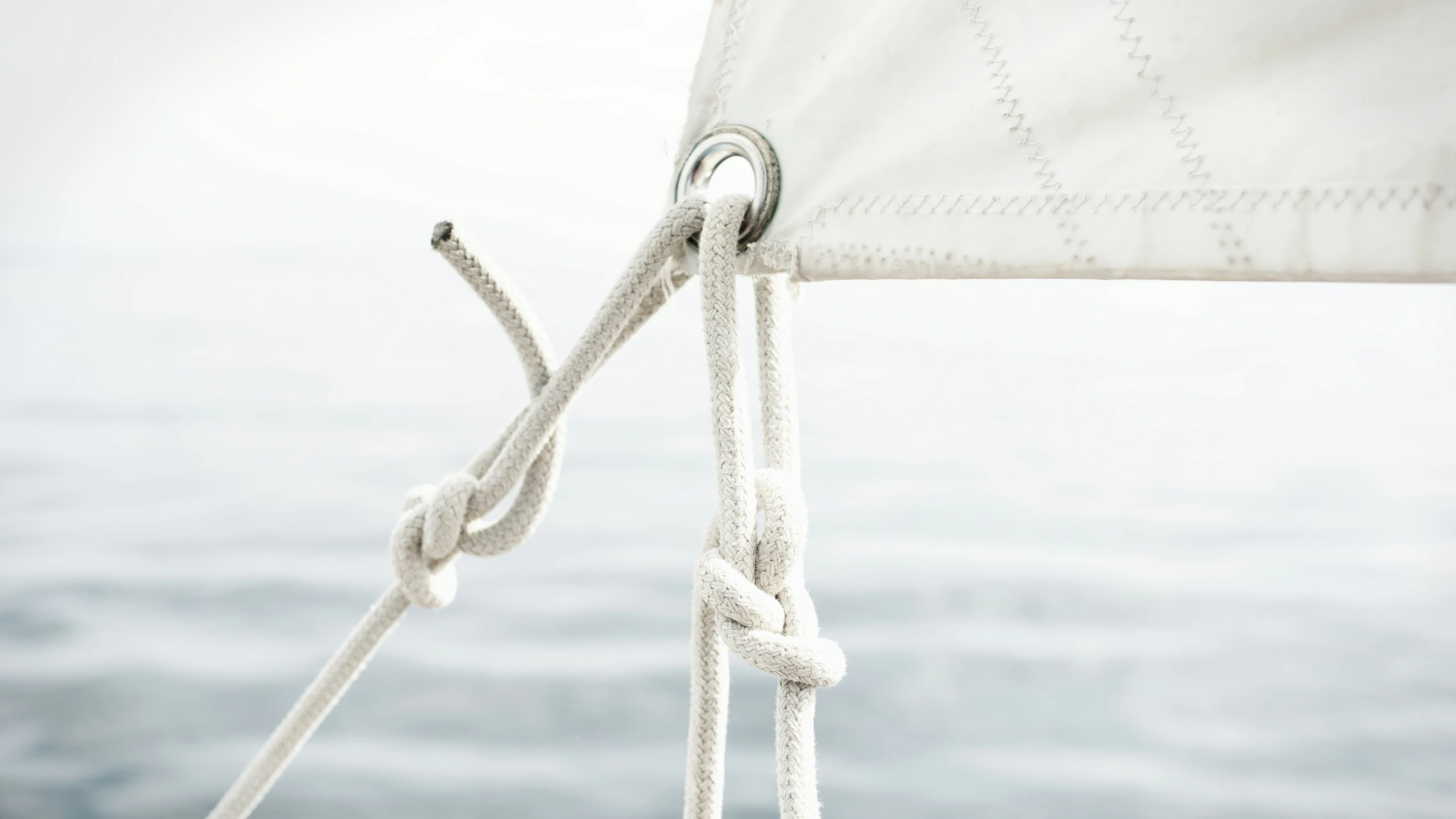 the ropes and handles on a sail boat on a body of water