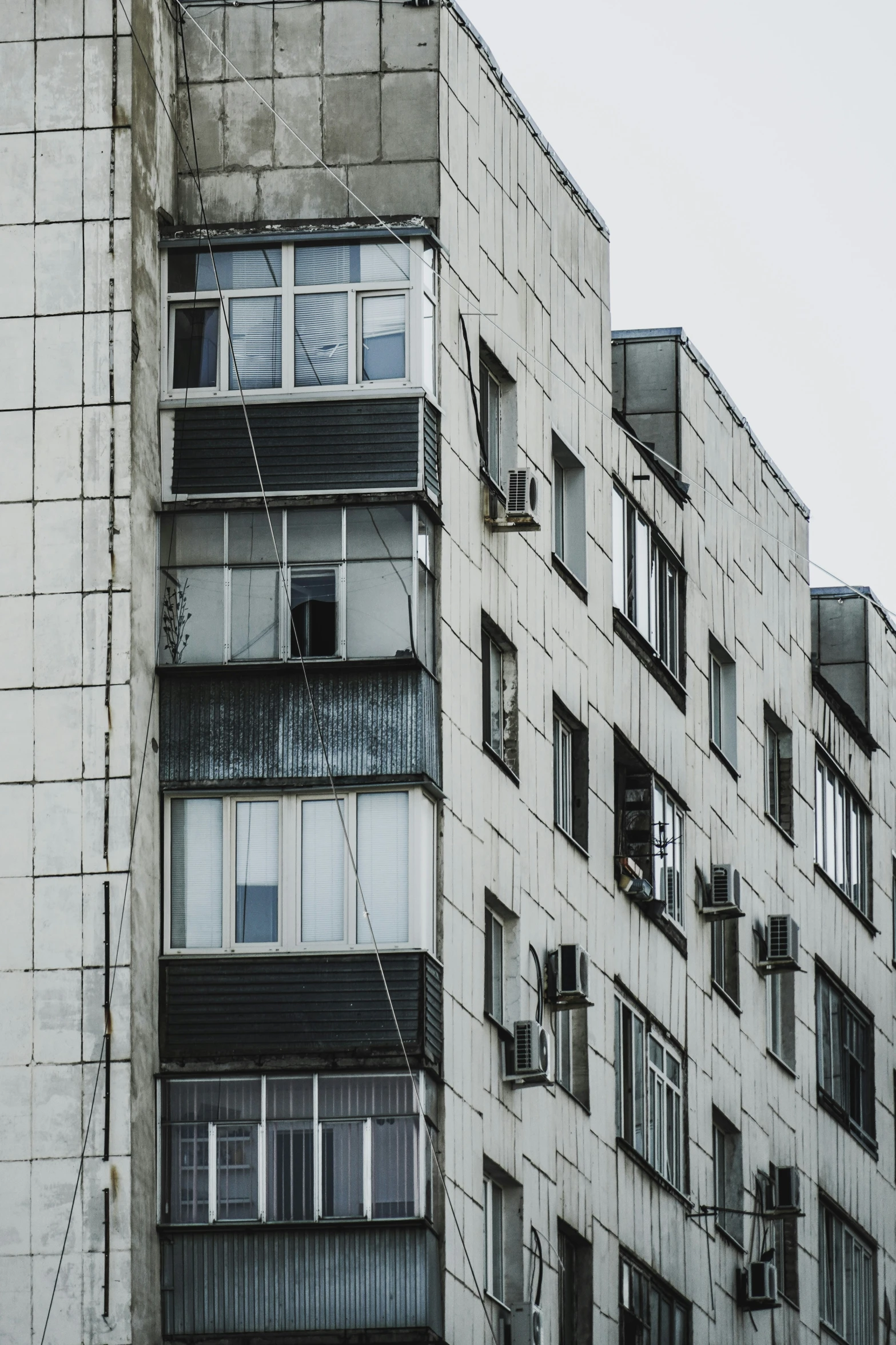 a bunch of windows on the side of a building