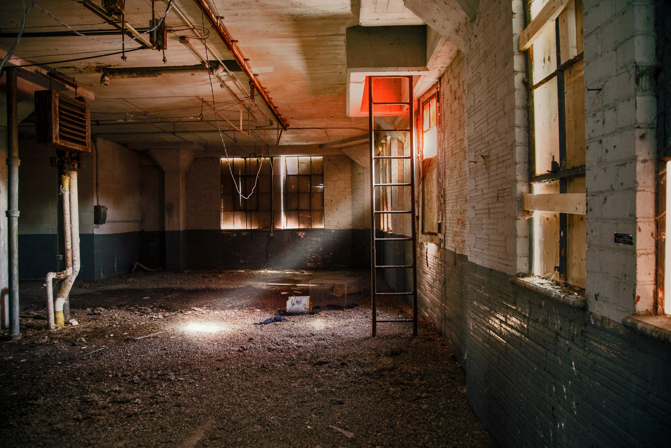 the light is shining on the ceiling inside a building