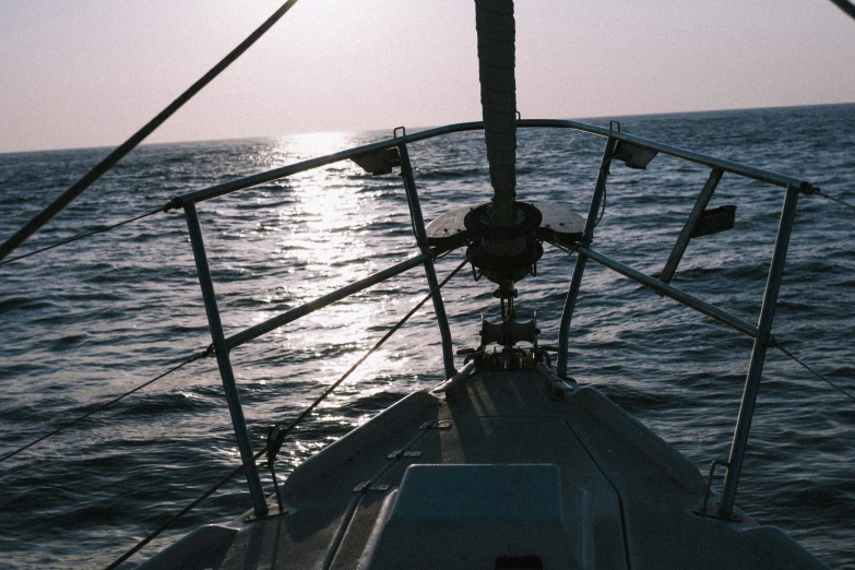 the front end of a boat in the ocean