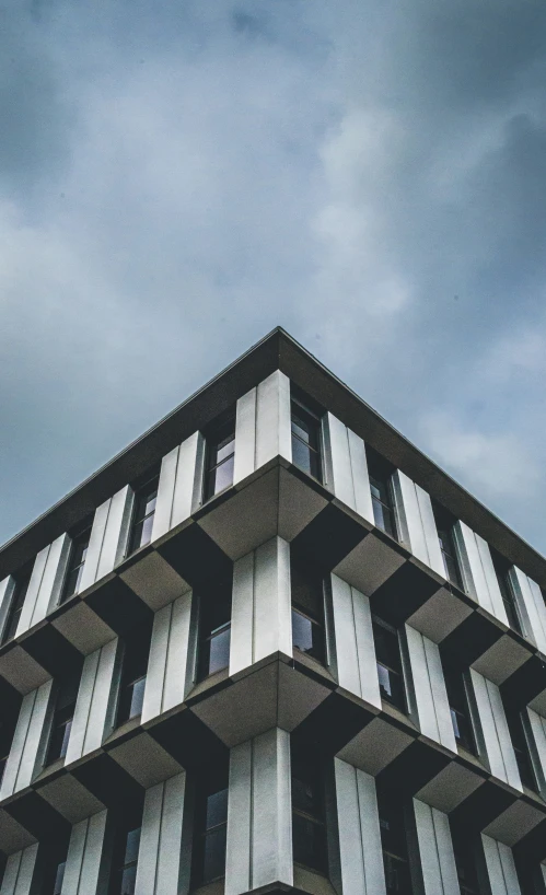 the top part of a tall building with several windows