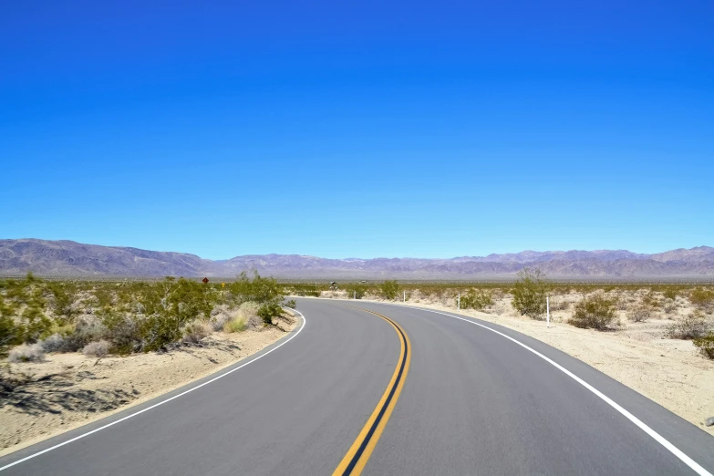 a road going through the middle of a desert