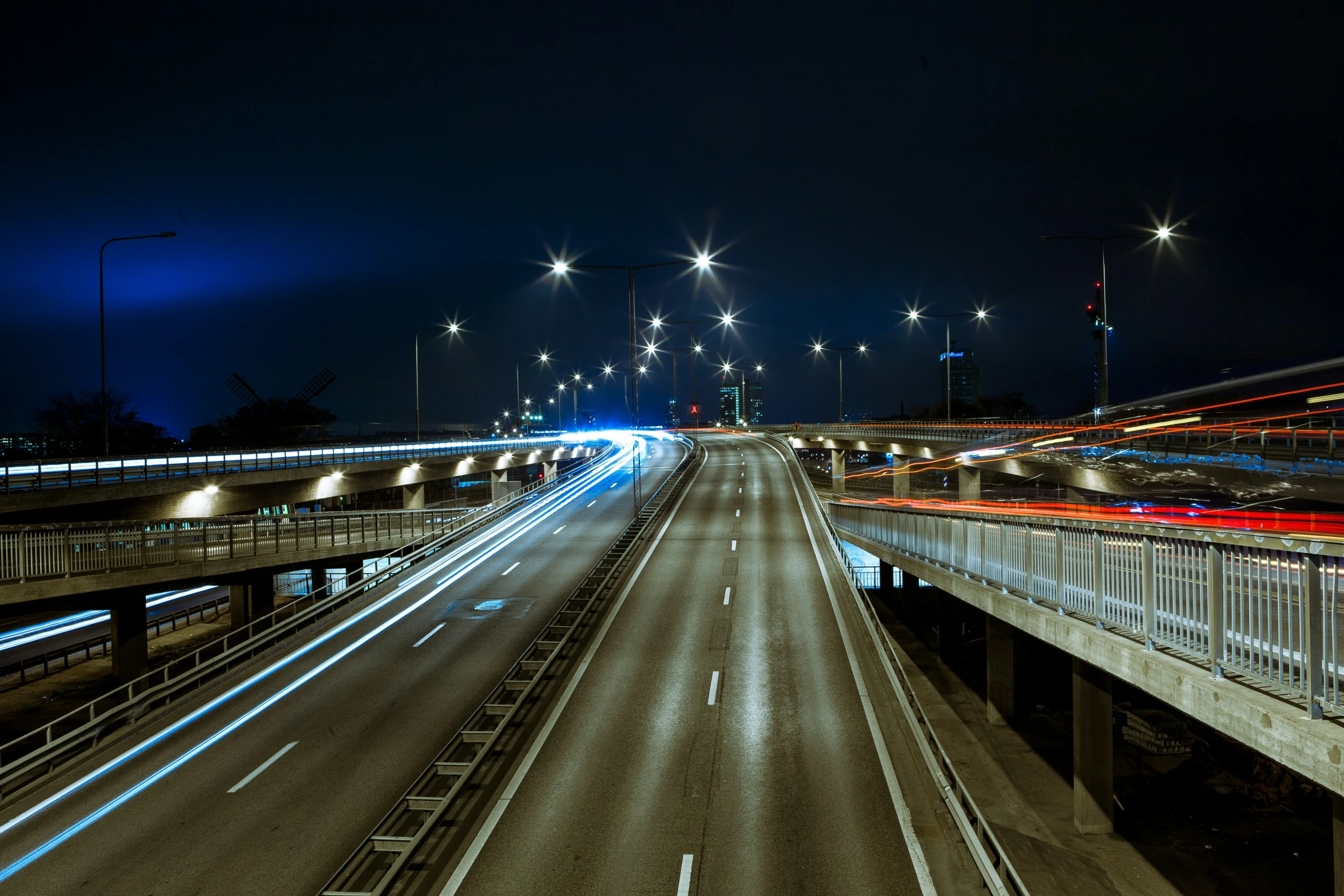 the long s shows some lights of the city street at night