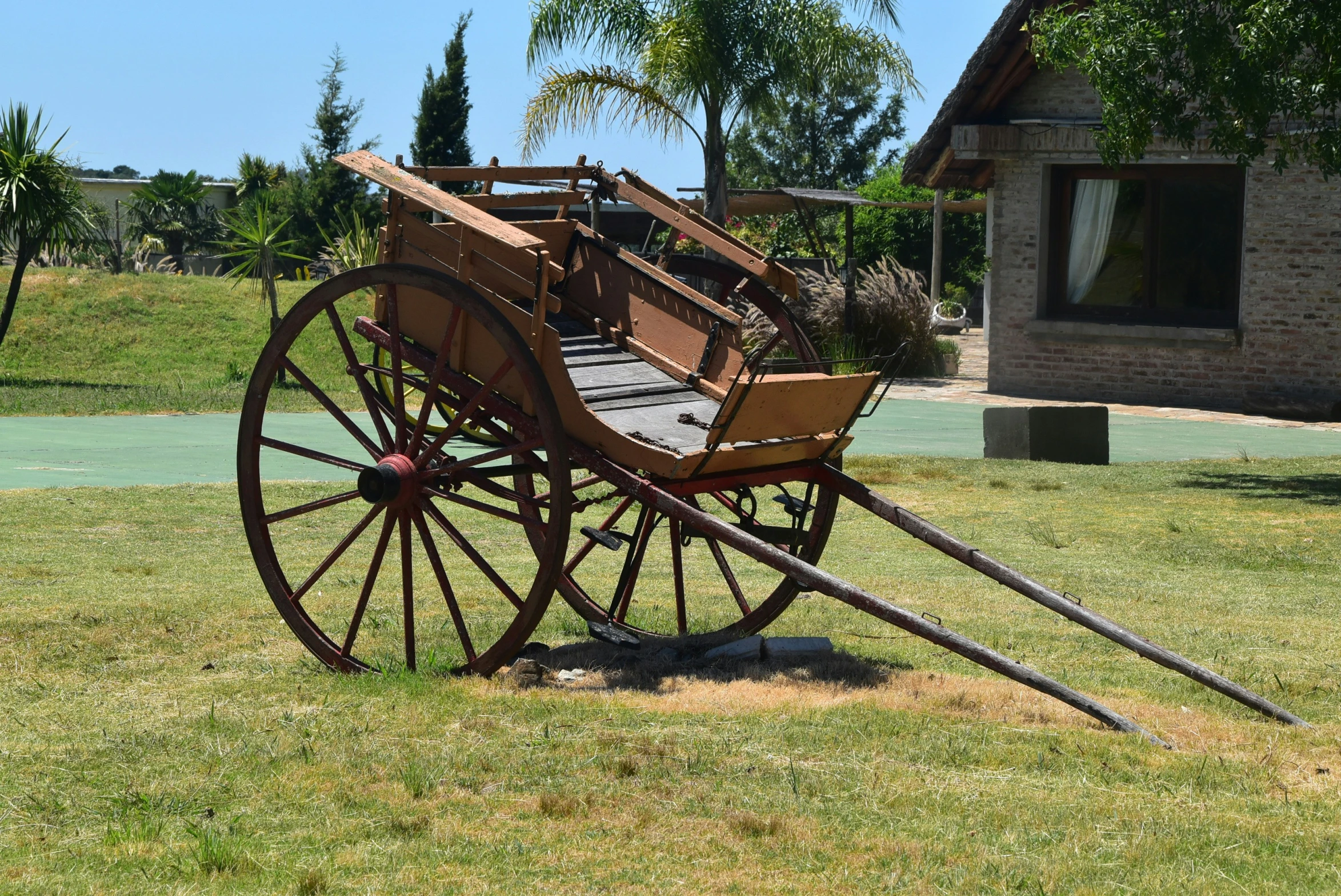 an old wagon is leaning over in the grass