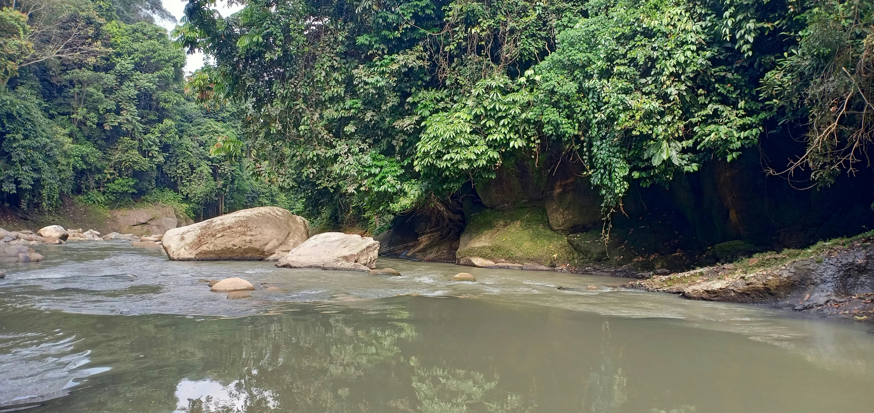 there are some large rocks in the middle of this river