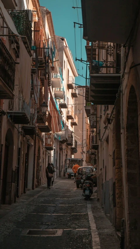 a narrow alley way that is lined with tall buildings