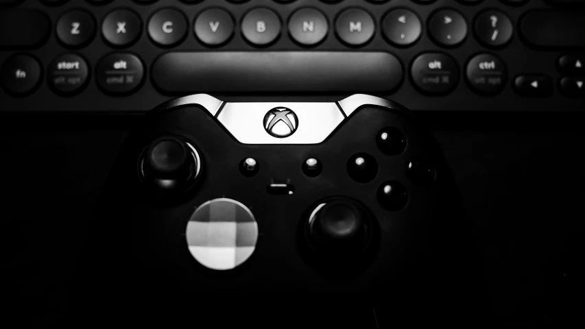 a black and white picture of the xbox one controller