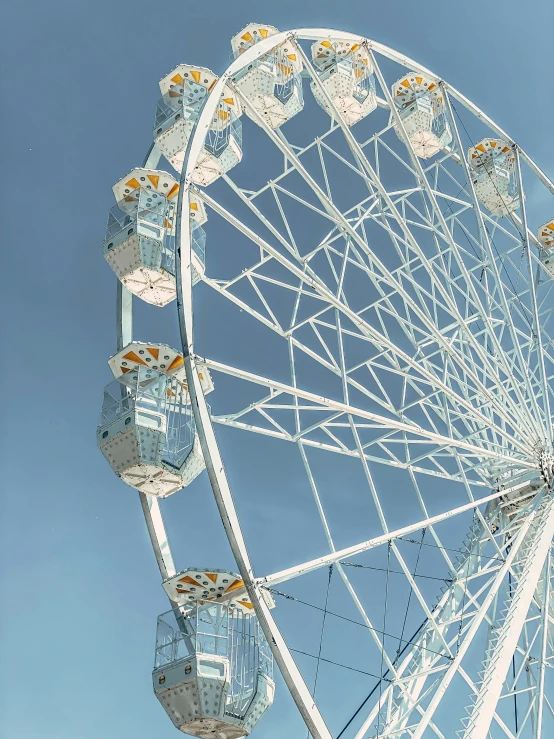 an amut wheel in the sky with clear blue skies