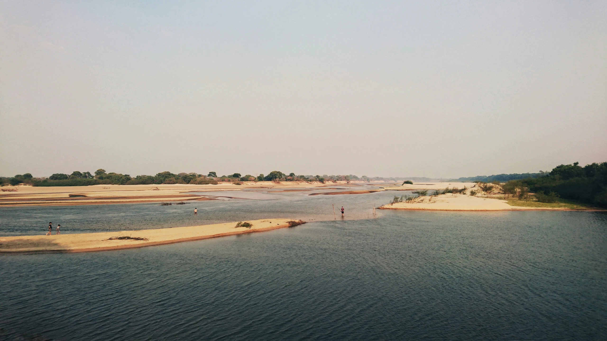 a large body of water near some sand