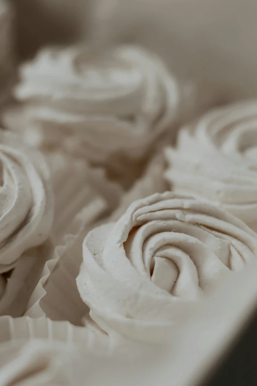 cupcakes that are white and made in icing