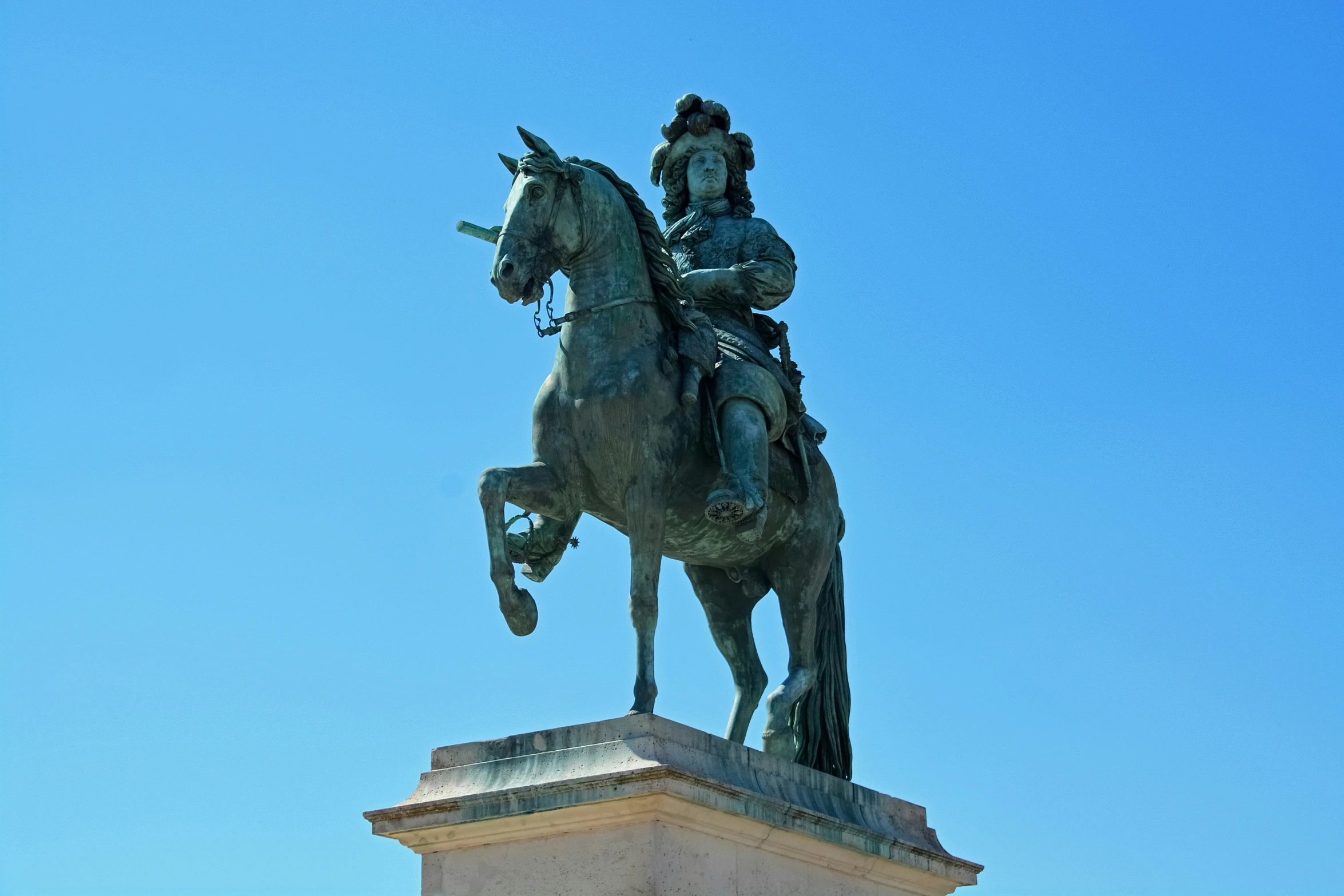 the statue is on top of a pedestal