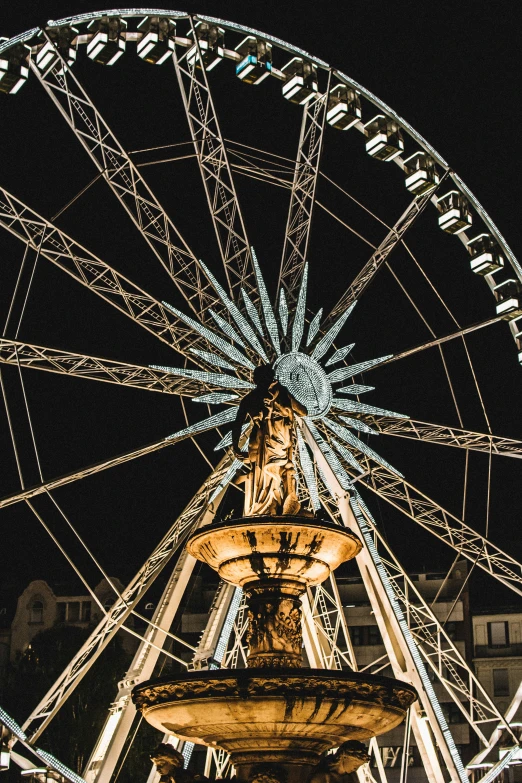 an upside down ferris wheel lit up with white lights